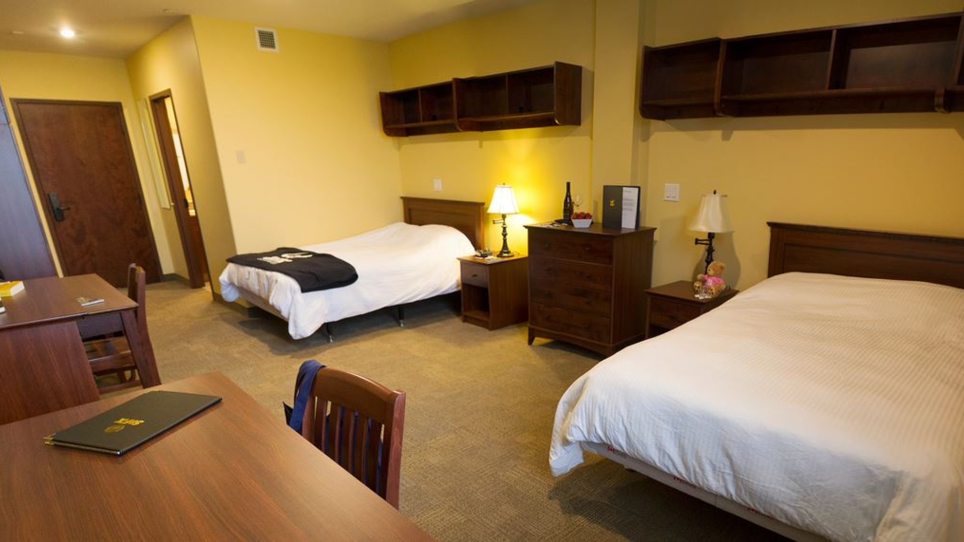 Double room with two beds, desks and storage space 
